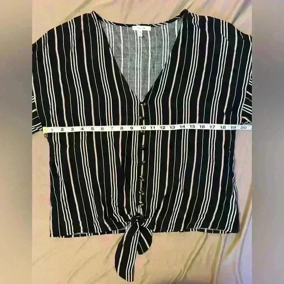 Maurice’s Women’s Cropped Short Sleeve Blouse Black/Tan Strip Button Knot Size M - Picture 6 of 9